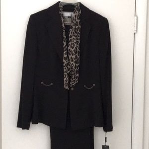 TAHARI women’s suite. New